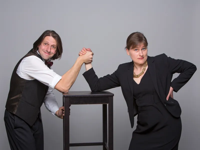 Maxim Hofmann und Bettina Prokert beim Armdrücken