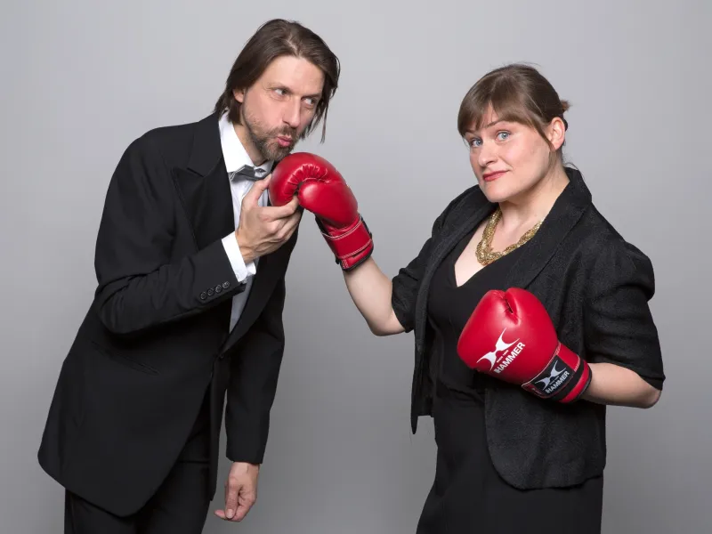 Maxim Hofmann küsst Bettina Prokert die Hand im Boxhandschuh