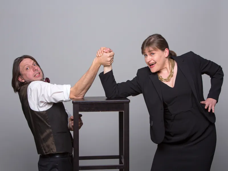 Maxim Hofmann und Bettina Prokert beim Armdrücken